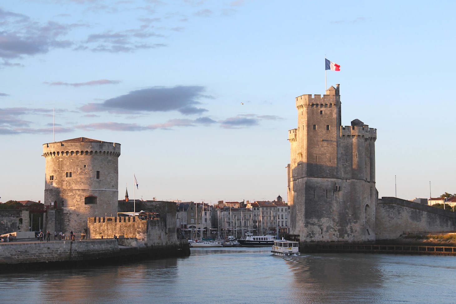 Tours de la Chaîne et Saint-Nicolas à La Rochelle au coucher de soleil